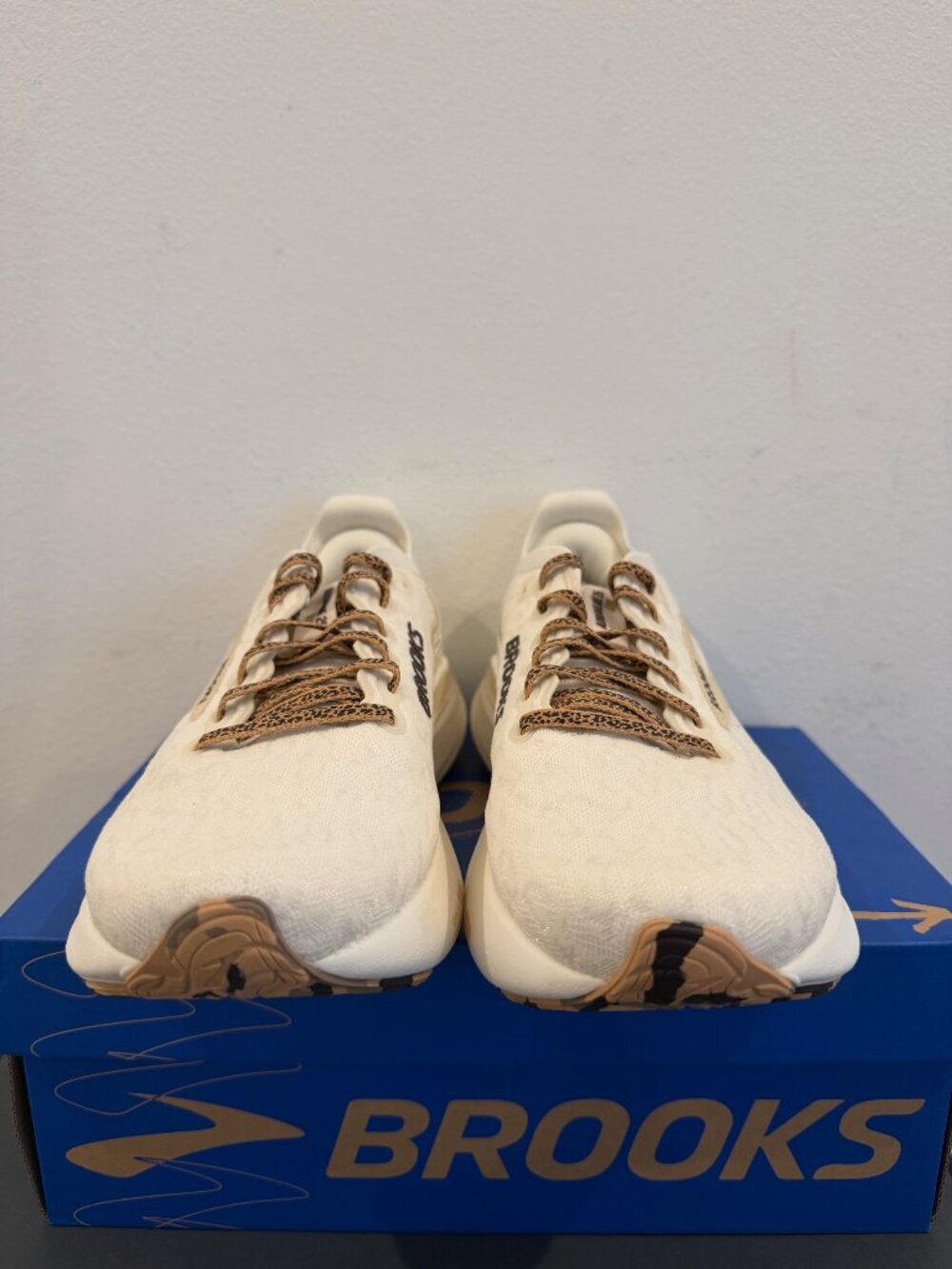 Brooks Adrenaline GTS 25 Women's Size 6 Running Shoes Coconut Tofu Creme New - Picture 3 of 6